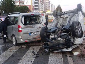 7 Kişinin Yaralandığı Kaza Güvenlik Kamerasına Yansıdı