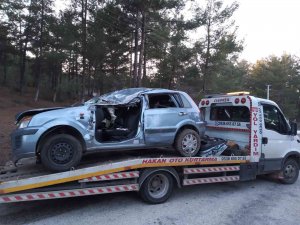 Taklalar Atarak Ters Dönen Otomobildeki 2 Kişi Hayatını Kaybetti