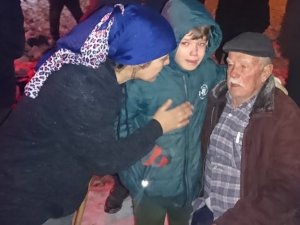 İ̇ki Katlı Evde Çıkan Yangına Yerdeki Karla Müdahale Ettiler