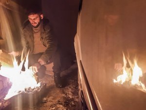Dondurucu Soğuklardan Aracını Korumak İçin Tenekede Ateş Yakıyor