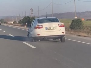 Parçalanmış Lastikleri Ve Yerdeki Tampon İle Yoluna Devam Etti