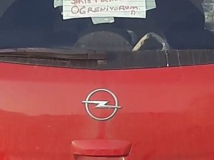Aracına "Acemiyim, Lütfen Sıkıştırmayın Öğreniyorum" Yazdı, Trafiğe Çıktı