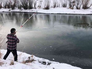 Kars’ta Eksi 13 Derece Soğukta Balık Avı