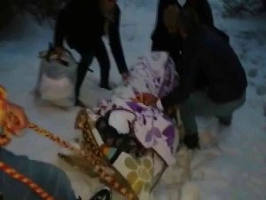 Hastayı Tahta Kızak İle Ambulansa Ulaştırdılar
