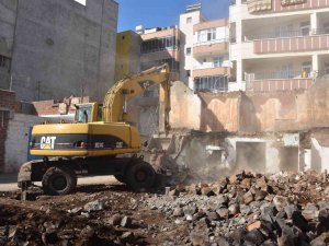 Siverek’te Bağımlıların Mesken Tuttuğu Metruk Evler Yıkılıyor
