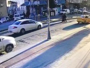 Yoldan Karşıya Geçmek İsteyen Çifte Araba Çarptı; O Anlar Kameraya Yansıdı