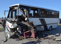 Midibüs İle Otomobil Çarpıştı 9 Yaralı