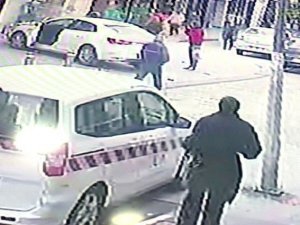 Çekmeköy’de Direksiyon Başında Baygınlık Geçiren Sürücü Önce Yayaya Çarptı Sonra Dükkana Daldı