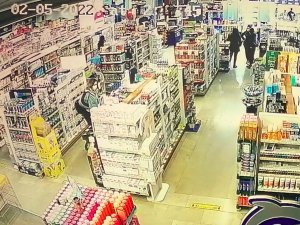 İ̇şyerinden 600 Tl Değerinde Diş Fırçası Çalan Genç Kız, Başka Bir Müşterinin Dikkati İle Yakalandı
