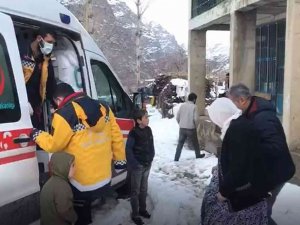 Siirt’te Kar Yolları Kapattı, 3.5 Saatlik Çalışma Sonrası Hastalara Ulaşıldı