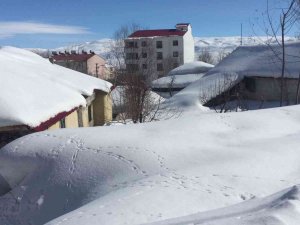 Karlıova’da Evler Kar Altında