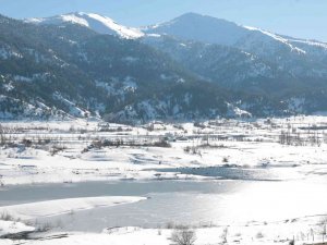 Sular Altında Kalan Köy Buz Tuttu, Kartpostallık Görüntüler Oluştu