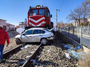 Ankara’nın Polatlı İlçesinde Hemzemin Geçitten Geçmeye Çalışan Bir Otomobile Yük Treni Çarptı. İ̇lk Belirlemelere Göre, Yaklaşık 300 Metre Sürüklenen Araçta Bulunan 3 Kişiden 1’i Hayatını Kaybetti, 2 Kişi İse Yaralandı.