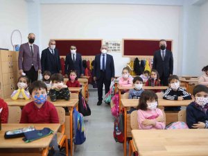 Başkan Büyükkılıç, İ̇lmiye-ahmet Büyükkılıç İ̇lkokulu’nun İlk Gününde Minikleri Yalnız Bırakmadı