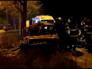 Ağaca Çarpan Otomobilde Sıkışan Sürücüyü İtfaiye Kurtardı