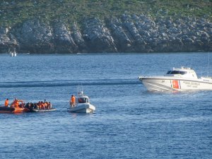 Çeşme Açıklarında 24 Göçmen Kurtarılırken, 50 Göçmen De Yakalandı