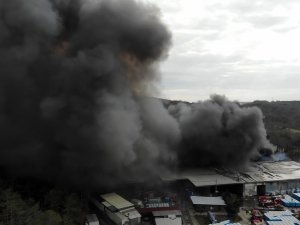 Kemerburgaz’da Bir Su Firmasına Ait Depoda Yangın Çıktı. Olay Yerine Çok Sayıda İtfaiye Ekibi Sevk Edildi. İ̇tfaiyenin Yangına Müdahalesi Sürüyor.