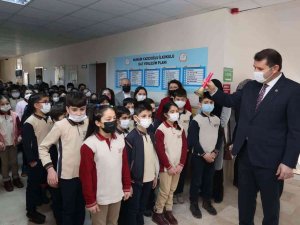 Vali Ayhan Öğrencilerin Heyecanına Ortak Oldu