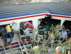 Tren kazasında ölü sayısı 5'e yükseldi (VİDEO)