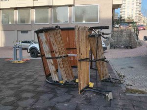 Freni Boşalan Kamyonet Çocuk Parkına Girdi: 2 Yaralı