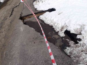Heyelan Sebebiyle Köy Yolunda Göçükler Oluştu