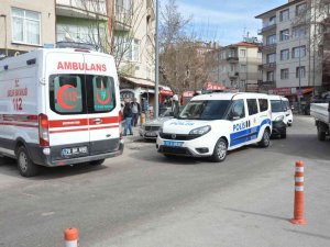 Sokakta Karşılaştığı Eski Damadı Tarafından Bıçaklanan Adam Hastanelik Oldu