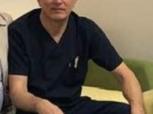Ameliyat Esnasında Beyin Kanaması Geçiren Doktor Yoğun Bakıma Kaldırıldı
