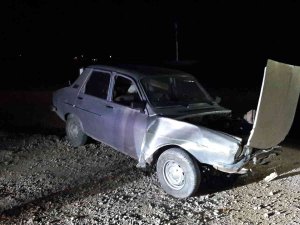Uyarı Levhasına Çarpan Araç Şarampole Uçtu: 2 Yaralı