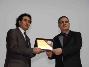 Hakkari Valisi Akbıyık’a Yılın Altın Onur Ödülü Verildi