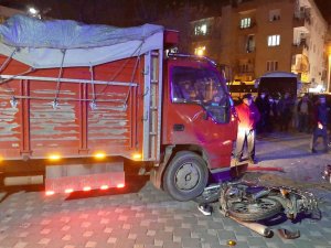 Manisa’da Kamyonet Motosikletle Çarpıştı: 1 Ölü, 1 Ağır Yaralı