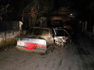 Çaldıkları Otomobilin Plakalarını Bezle Kapattılar Sonra Çaldıkları Motosikleti Aracın Arkasına Koyup Kaçarken Yakalandılar