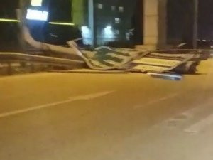 Bursa’da Şiddetli Lodos Trafik Levhalarını Devirdi