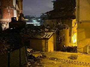 Üsküdar’da Patlama Yaşanan Bina İş Makinalarıyla Yıkıldı