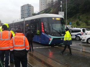 Alibeyköy’de Tramvay Yolun Karşısına Geçmeye Çalışan Kadına Çarptı
