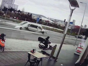 Kartal’da Okul Servisiyle Çarpışan Otomobil Savrulup Yan Yattı