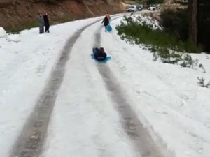 Araçlar Yaylaya Çıkamayınca Çocuklar Buzlanan Yolda Kayarak Eğlendi