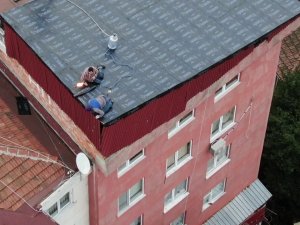 Üsküdar’da İşçilerin Çatıda Tehlikeli Çalışması Havadan Görüntülendi