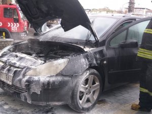 Efeler’deki Araç Yangını, İtfaiye Ekipleri Tarafından Söndürüldü