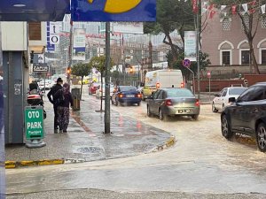Balıkesir’de Sağanak Yağış Hayatı Zorladı