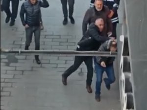 Yanlış Anlaşılınca Cadde Ortasında Tekme Tokat Darp Edildi