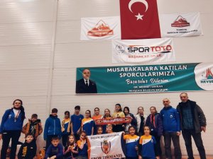 Küçük Dağcılar Kürsüleri Fethetti
