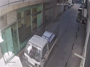 Şanlıurfa’da Hırsız Binanın Kapı Ve Pencerelerini Çaldı