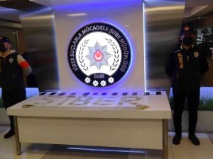 Atm’ye Sahte Dolar Yatırıp Gerçek Para Çeken Şüphelilerden 2’si Tutuklandı