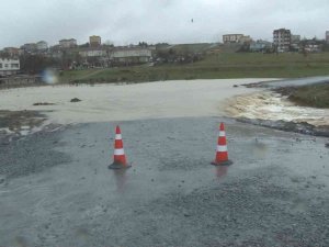 Arnavutköy’de Dere Taştı, Yol Kullanılamaz Hale Geldi Ahırları Su Bastı
