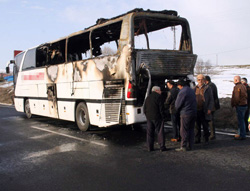 Seyir halindeki yolcu otobüsü yandı VİDEO İZLE