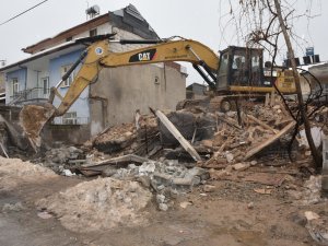 Riskli Kerpiç Ev Battalgazi Belediyesi Ekipleri Tarafından Yıkıldı
