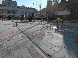 Beyoğlu’da Karla Mücadele Çalışmalarında Hasar Gören Yollar Onarılıyor