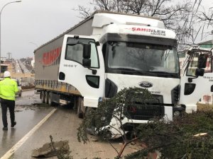 Yoldan Çıkan Tır Sürücü Dehşet Saçtı; 3 Yaralı