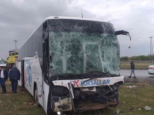 Yolcu Otobüsü Kamyona Çarptı: 9 Yaralı