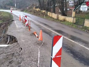 Yol Kenarındaki Heyelan Tehlikeye Davetiye Çıkarıyor